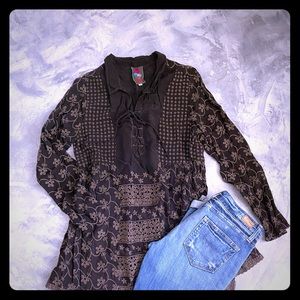 🤎JOHNNY WAS Embroidered Top!